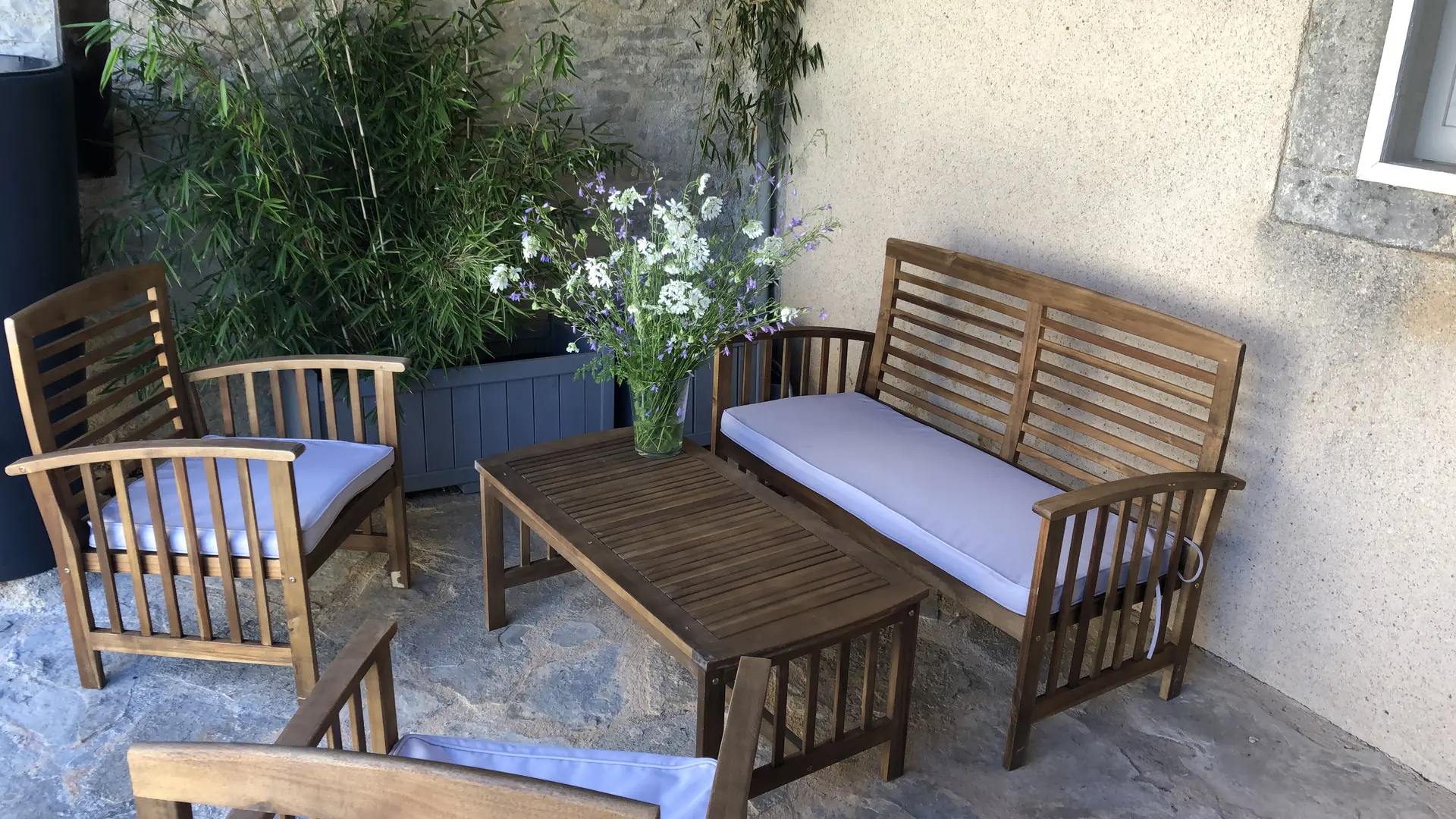 Gîte Clos des mûriers, salon détente en extérieur