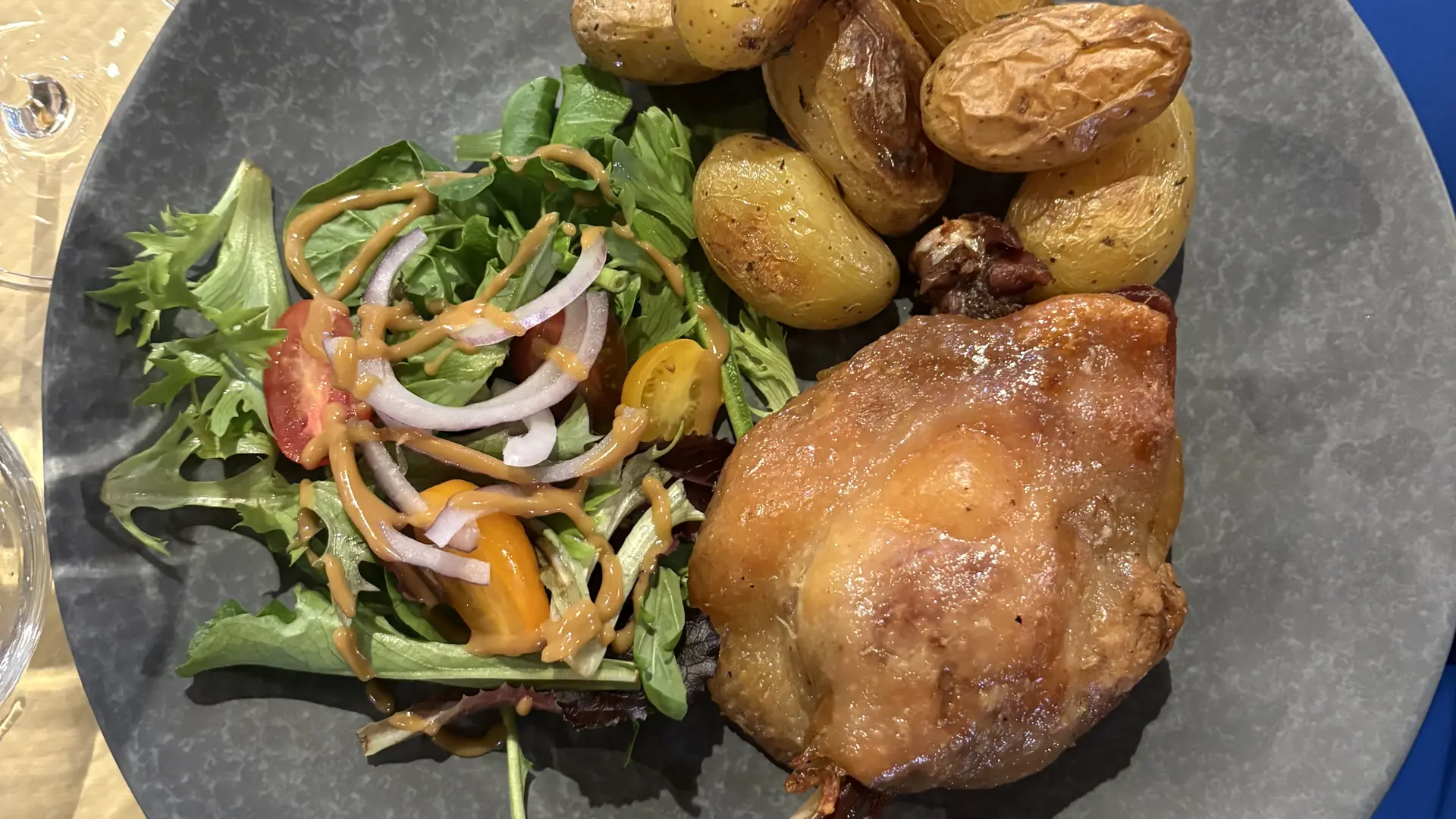 Cuisse de canard confite et ses pommes de terre