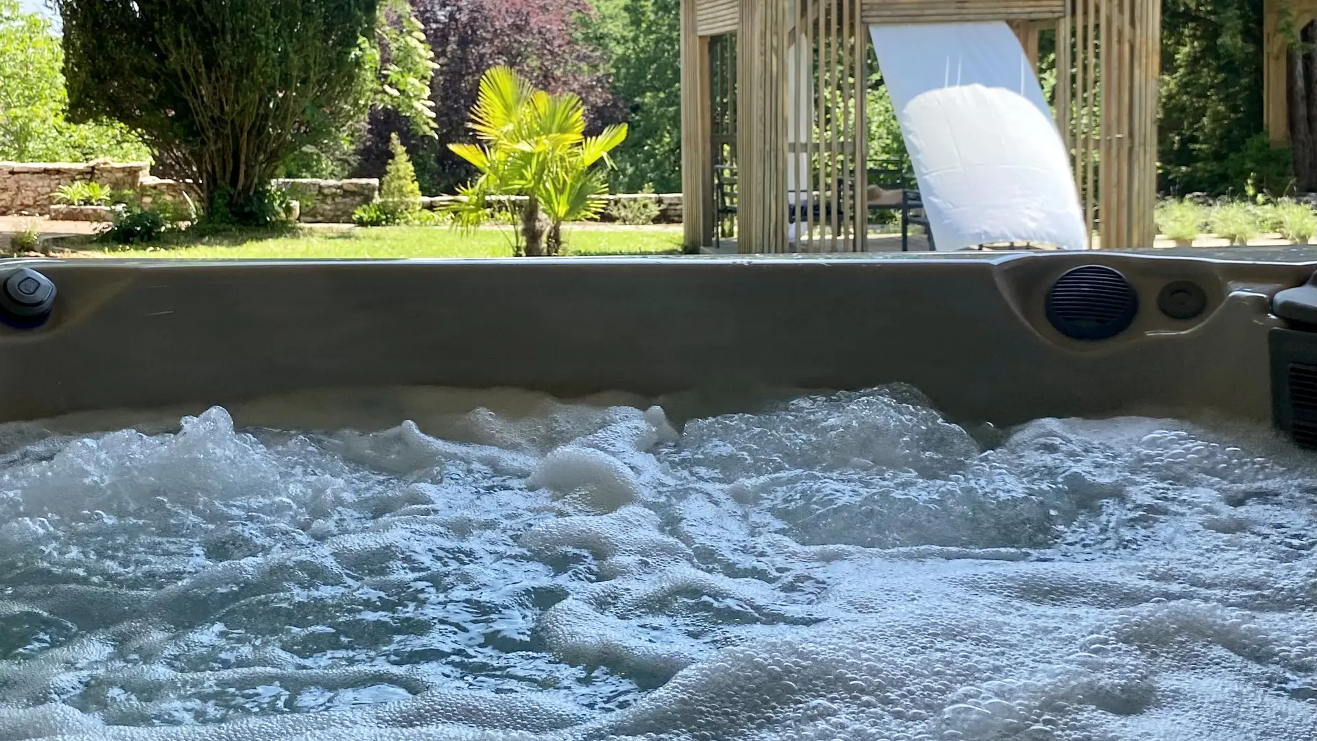 Jacuzzi avec vue sur le parc