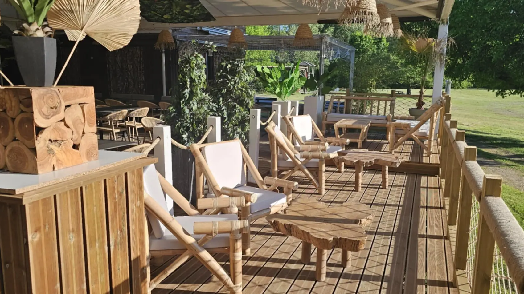 ENDROIT DE DETENTE FACE AU LAC