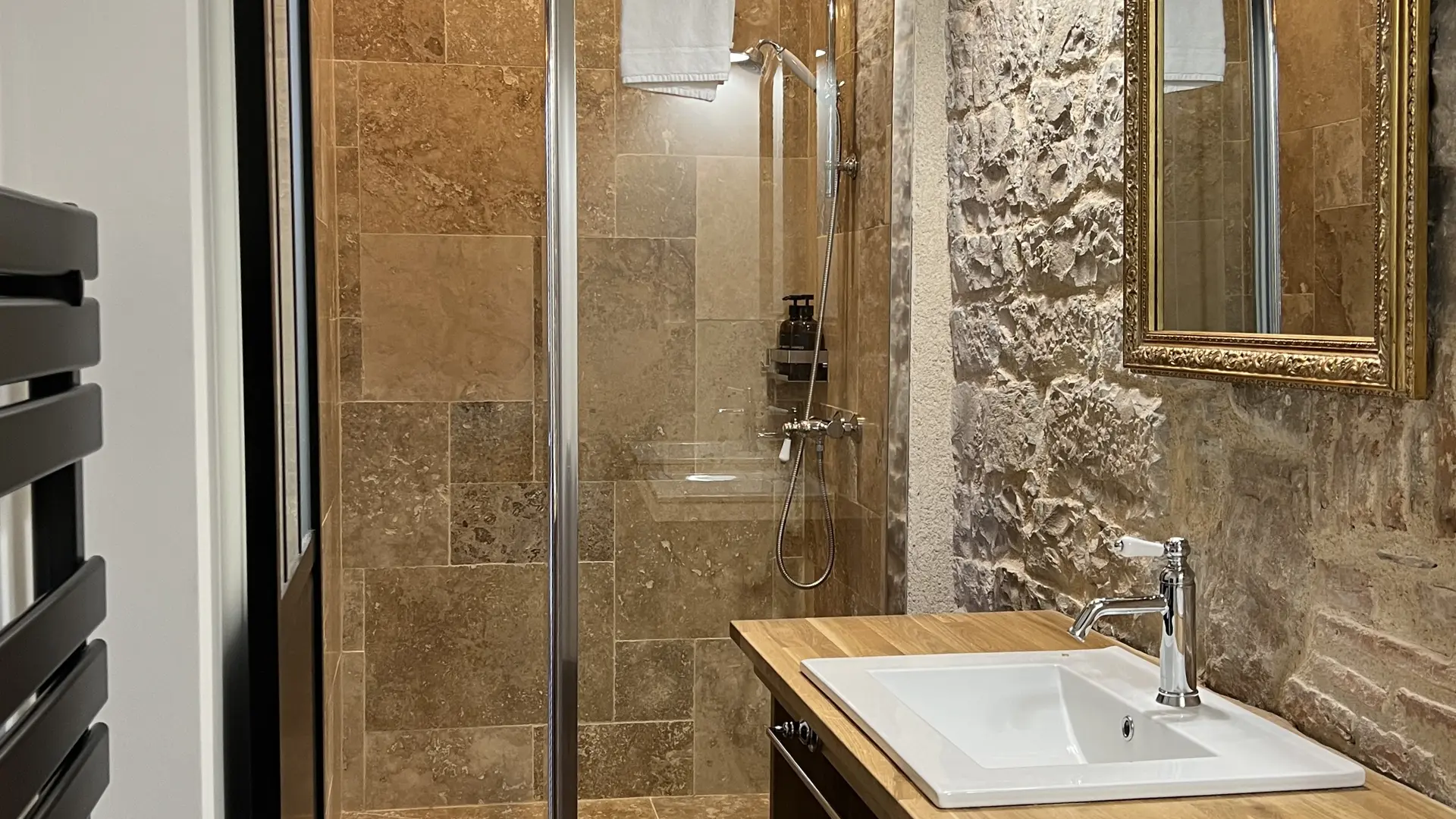 Salle d'eau appartement 7 Bretenoux