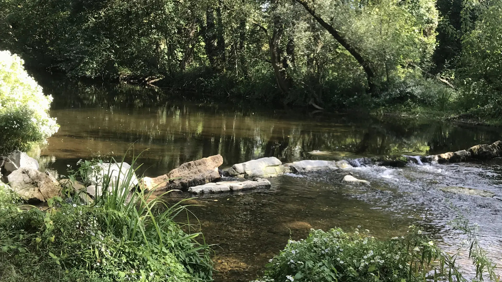 le bras de la rivière Dordogne en parcourant le tour du plan d'eau