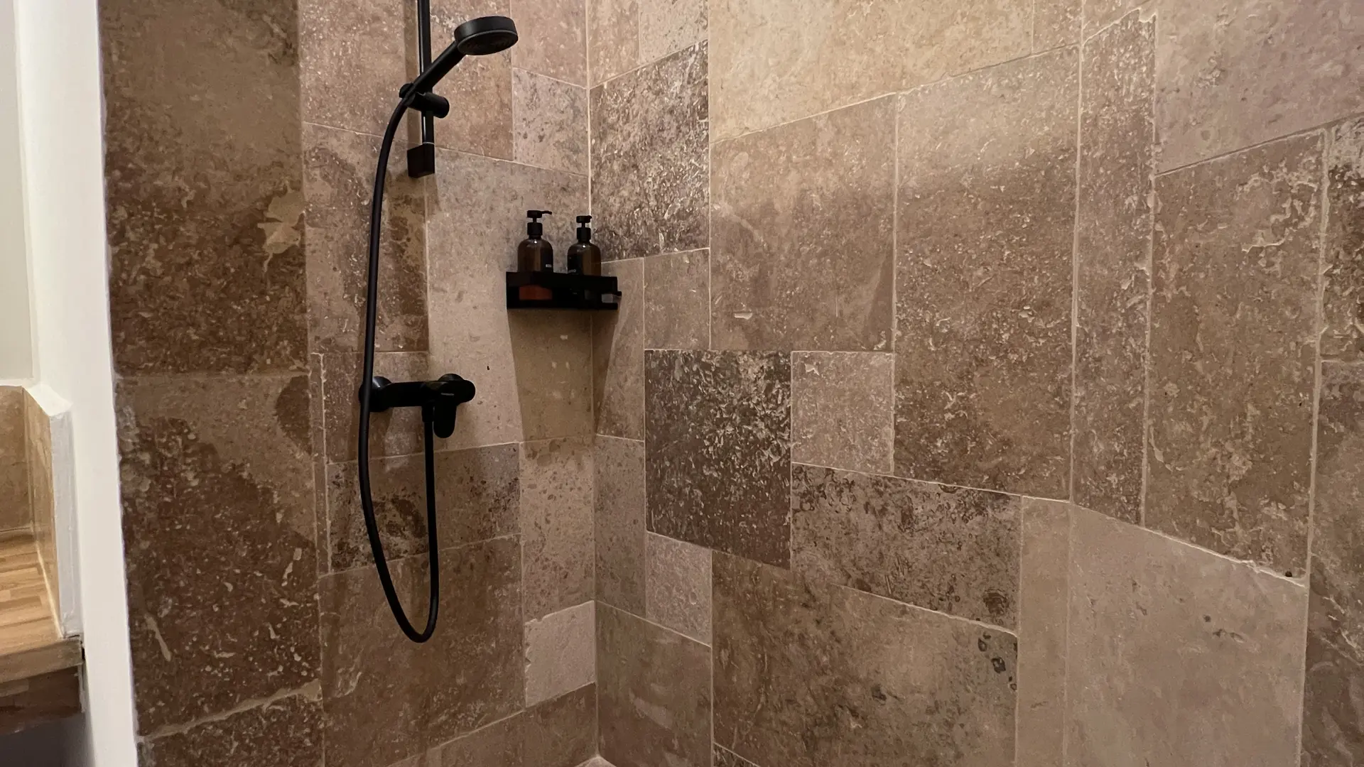 Appartement 8 Saint-Cirq-Lapopie Salle d'eau