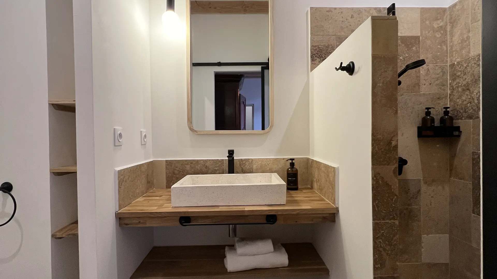 Appartement 8 Saint-Cirq-Lapopie Salle d'eau