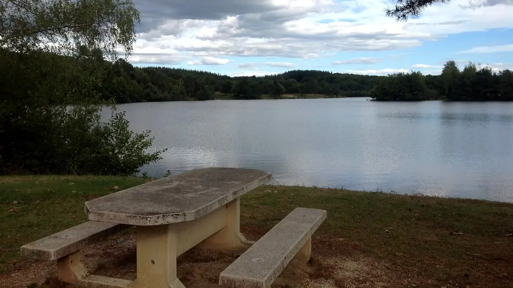 Aire Pique Nique 2 Lac du Coiroux - Aubazine