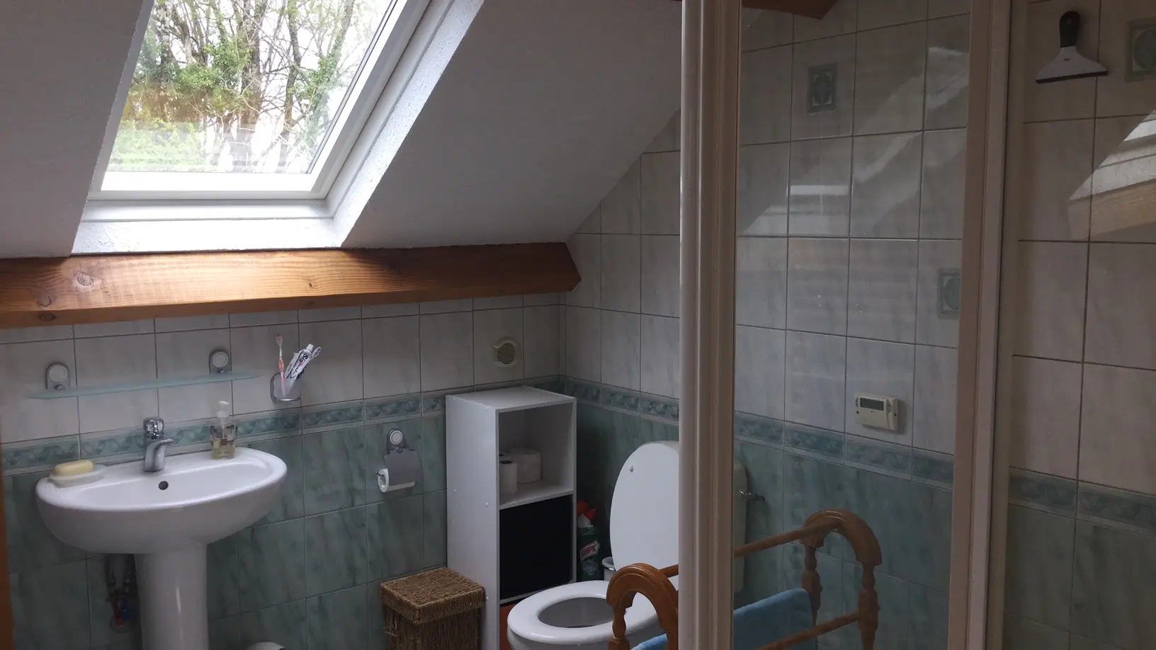 salle d'eau chambre bleue avec wc