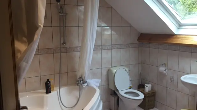 salle de bain chambre rose avec wc