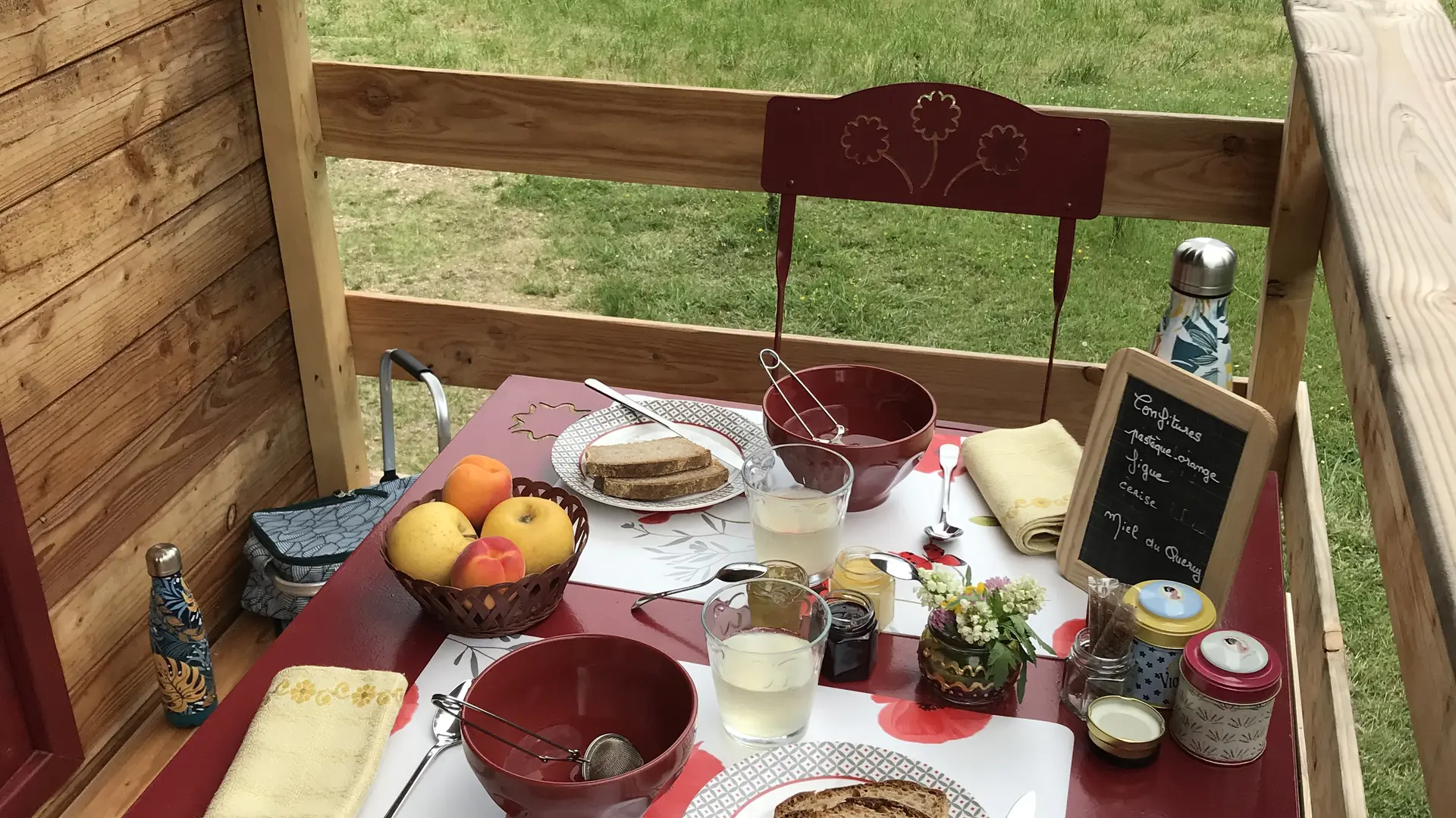 Petit-déjeuner sur la terrasse