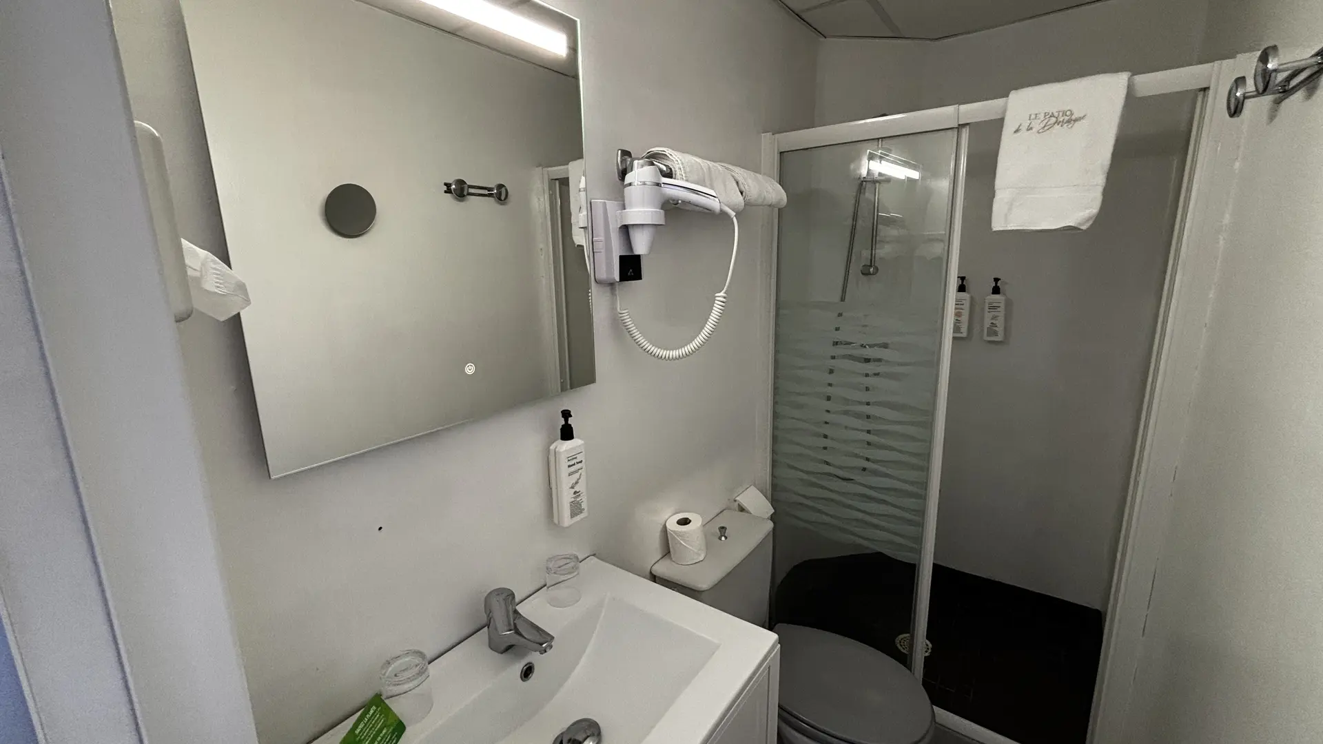 Salle de bain avec douche