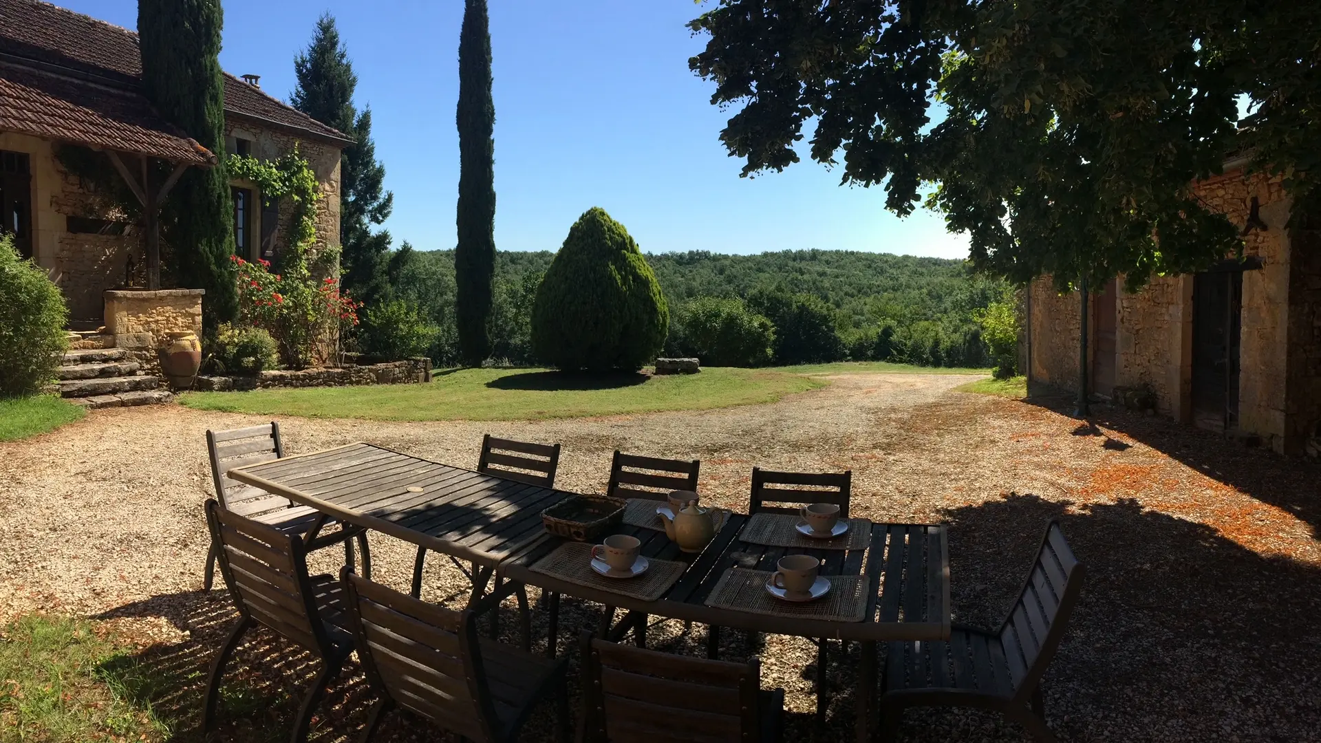 La COUR. A gauche la maison principale, à droite l'annexe