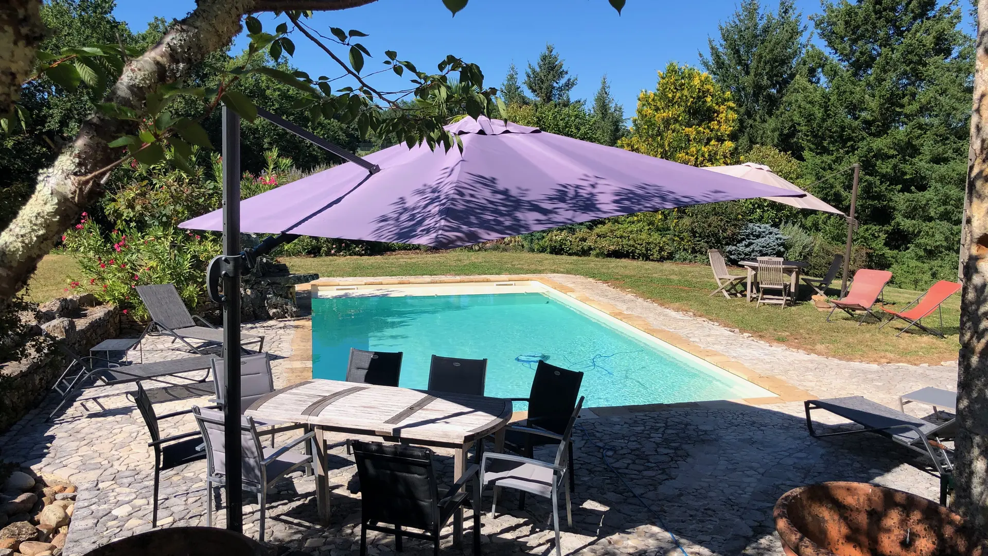 A l'arrière de la maison,la PISCINE CHAUFFÉE (accès par un portillon)