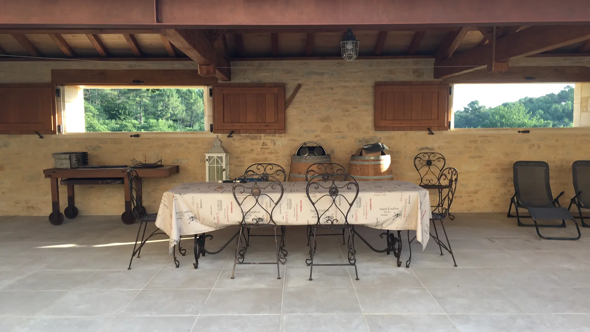 Terrasse couverte avec vue sur la piscine, barbecue, table ping-pong