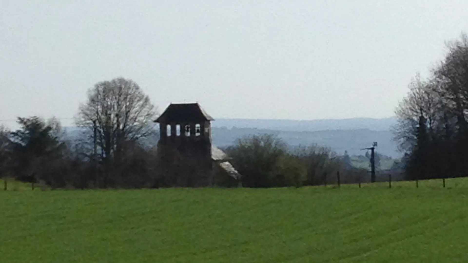 Vue clocher église Neuville