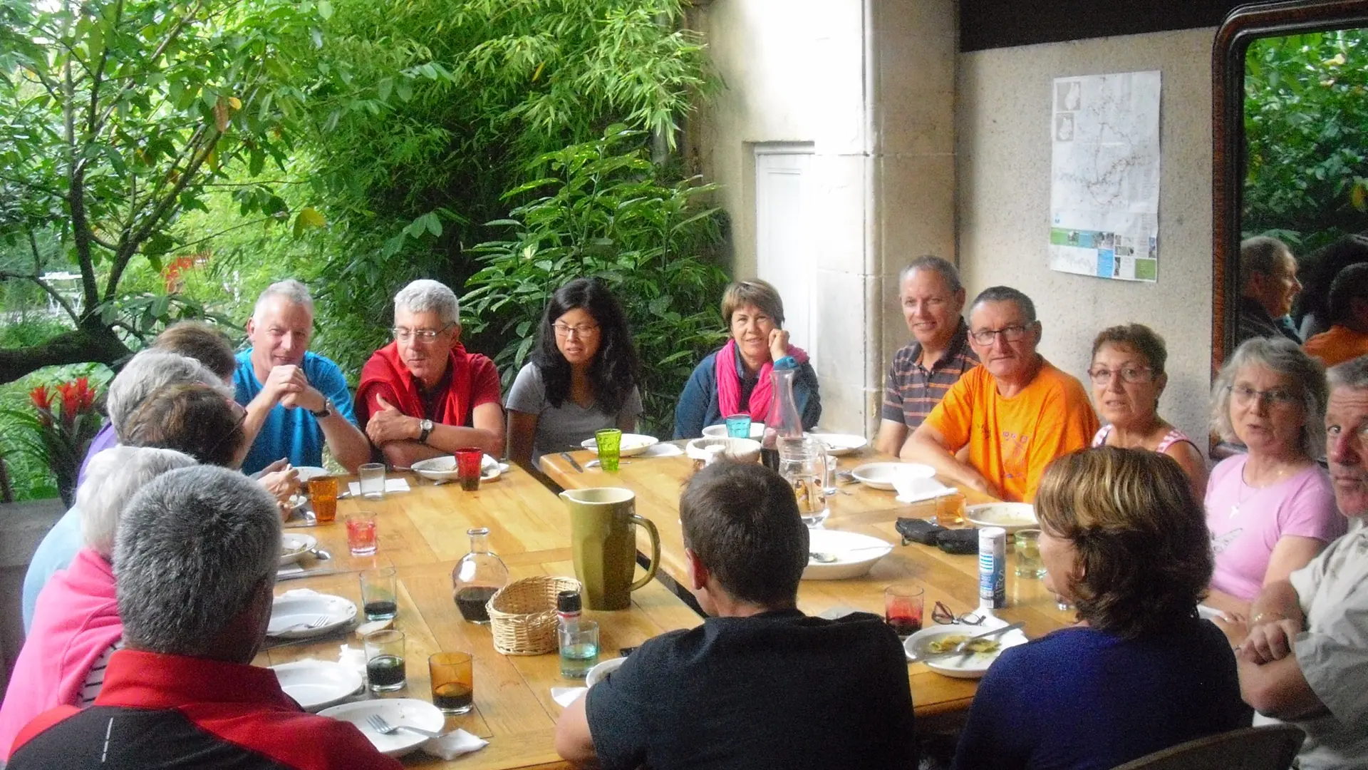 Gite d'étape du Gua-Figeac-diner sur la terrasse