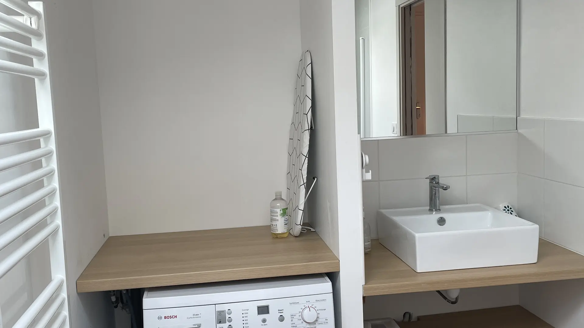 Salle de bain parentale avec lave-linge