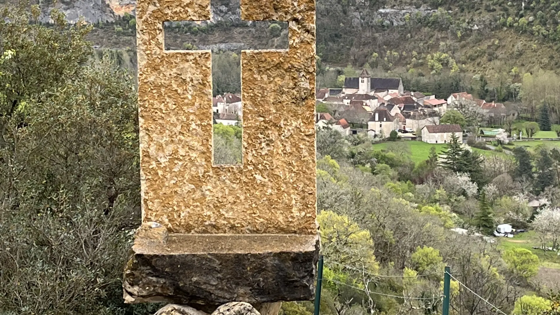 croix d'Egypte fait par un artisant et vue sur le village