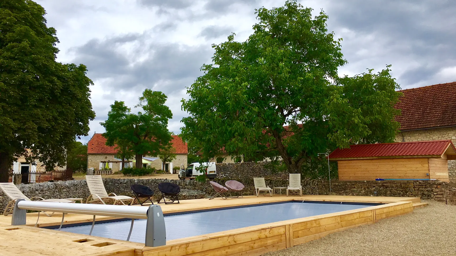 Piscine chauffée 4/10 sécurisée par volet et terrasse bois