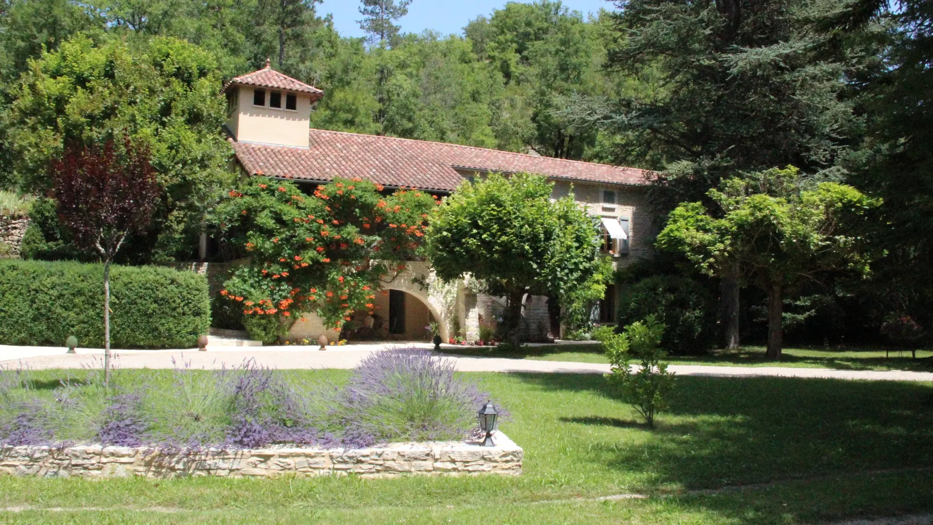 Batisse principale et jardin arboré