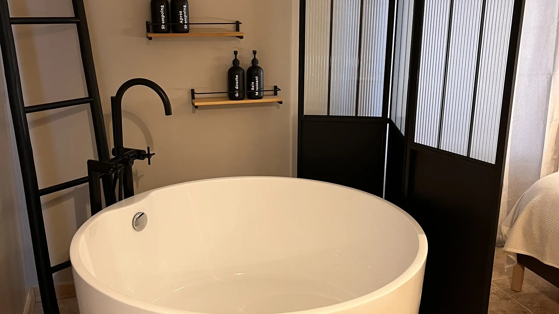 CHAMBRE 1 - SALLE DE BAIN OUVERTE