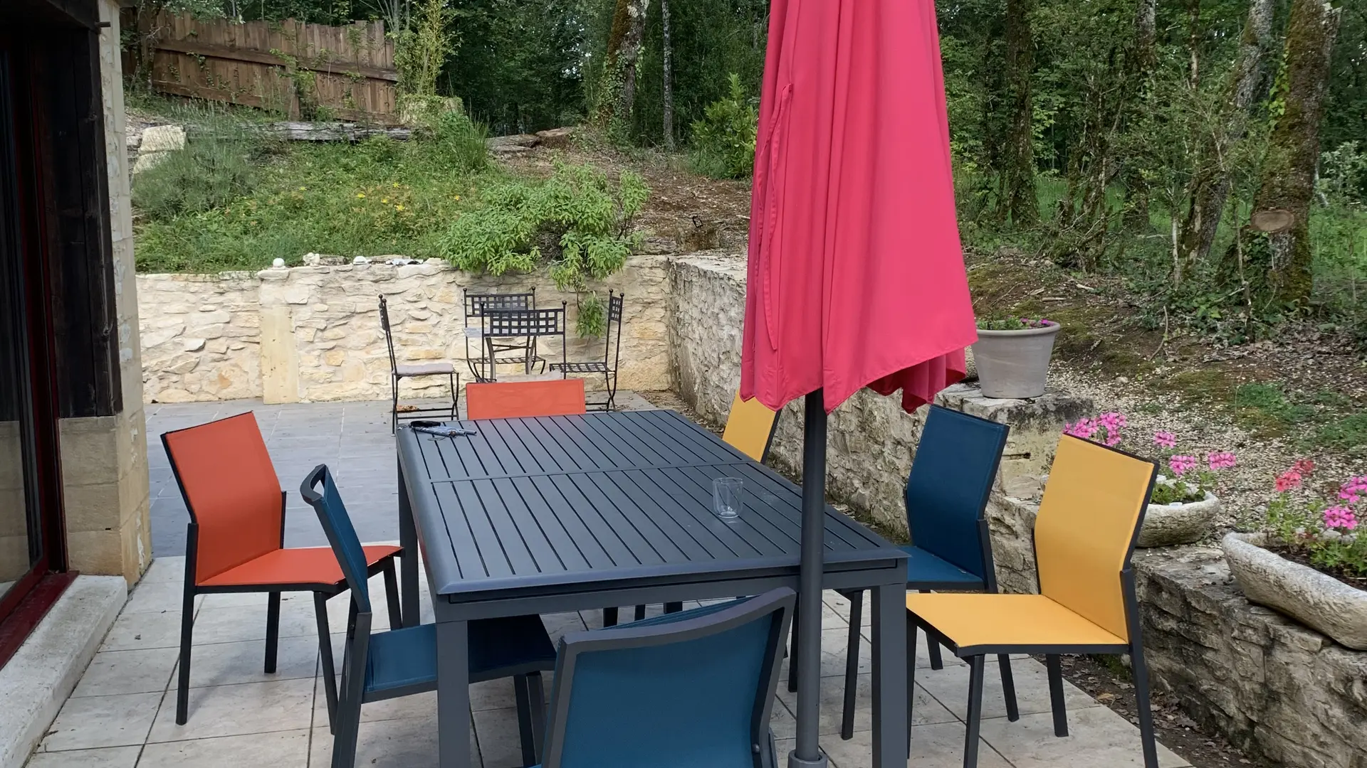 Terrasse avec sa table extérieure prévue pour 9 personnes