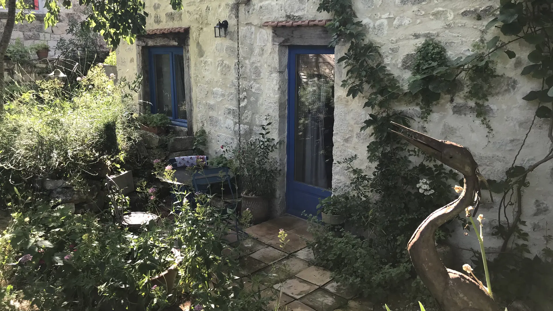 La terrasse côté jardin/chambre