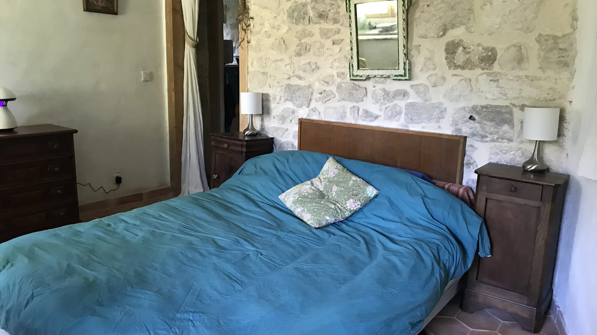 La chambre/ accès cuisine/ salle d'eau