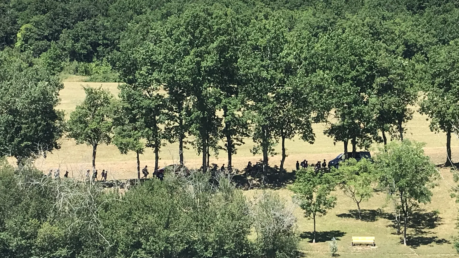 Le lac de loisirs émeraude à  2.5 km du village