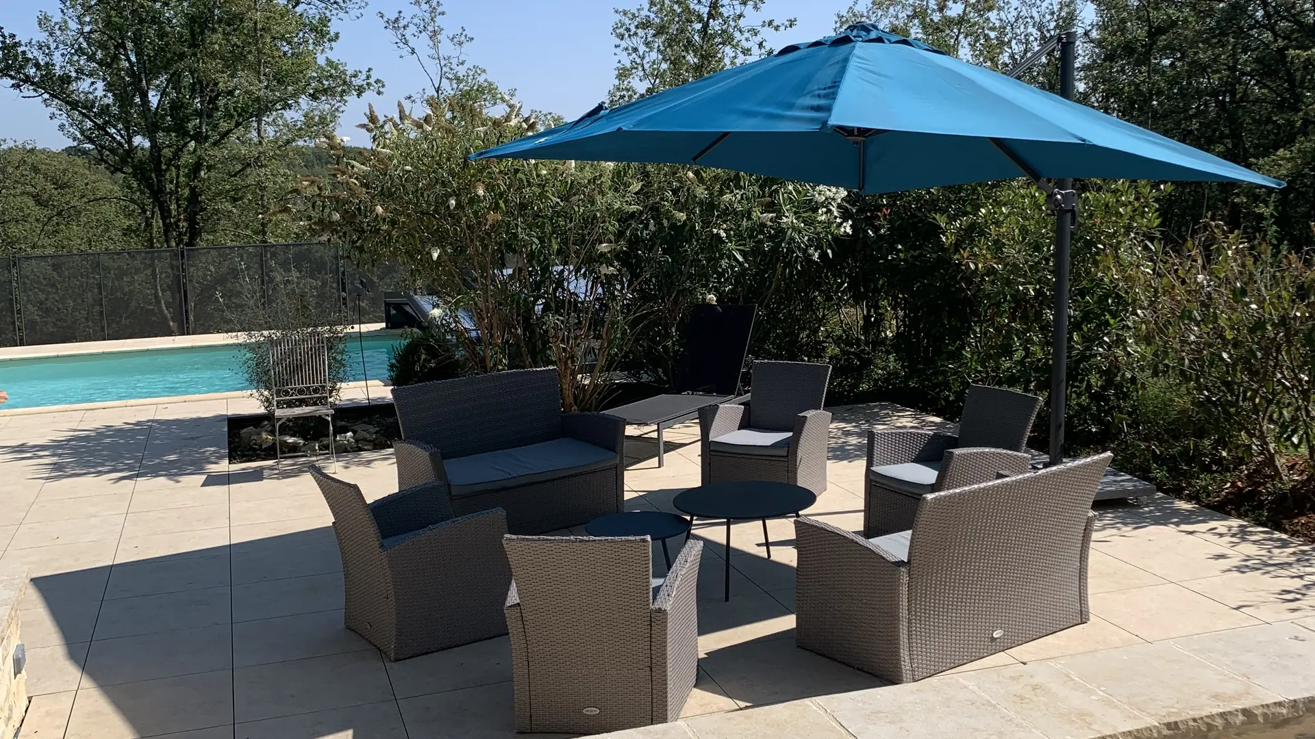 Salon de jardin proche de la piscine