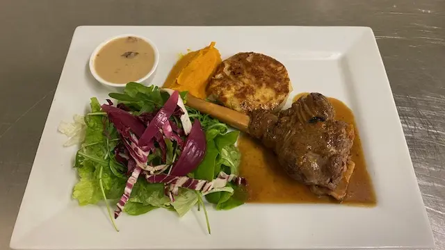 Souris d'agneau braisé du Quercy sauce forestière, rosti,purée de carottes curry