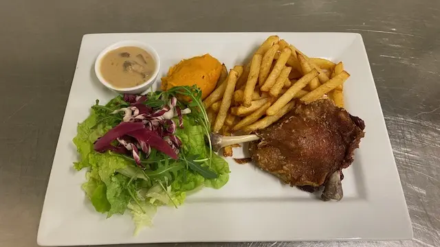 Confit de canard sauce forestière, frites maison et purée de carottes au curry