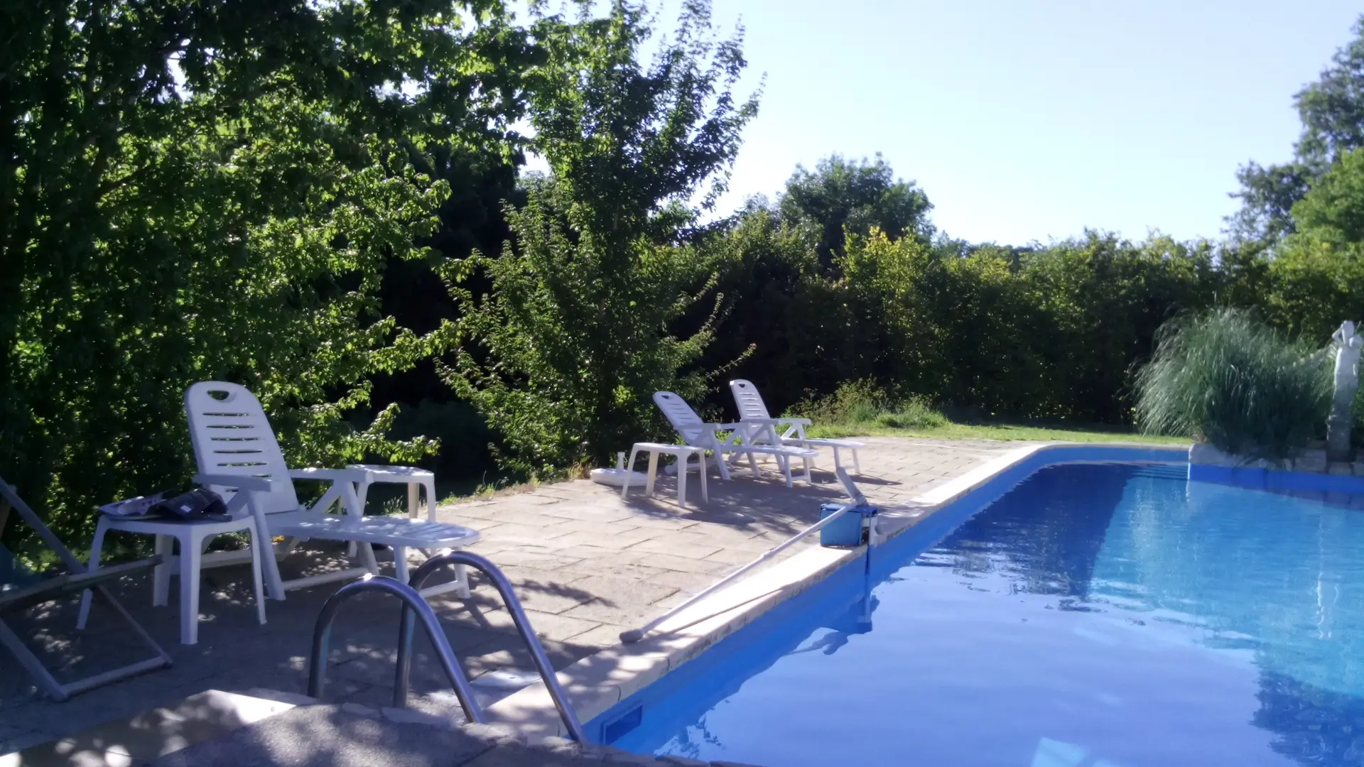 piscine de 22x8 m avec solarium.