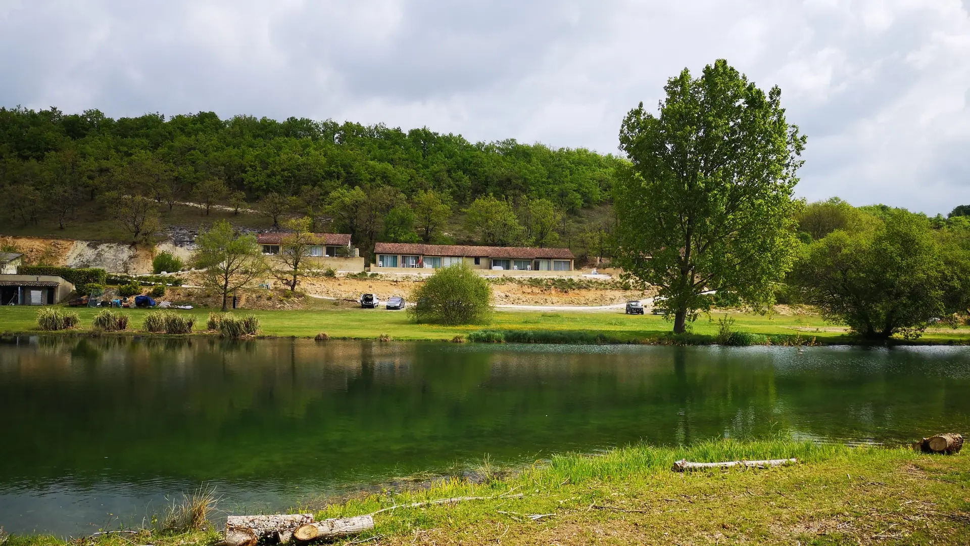 Vue du lac et des logements