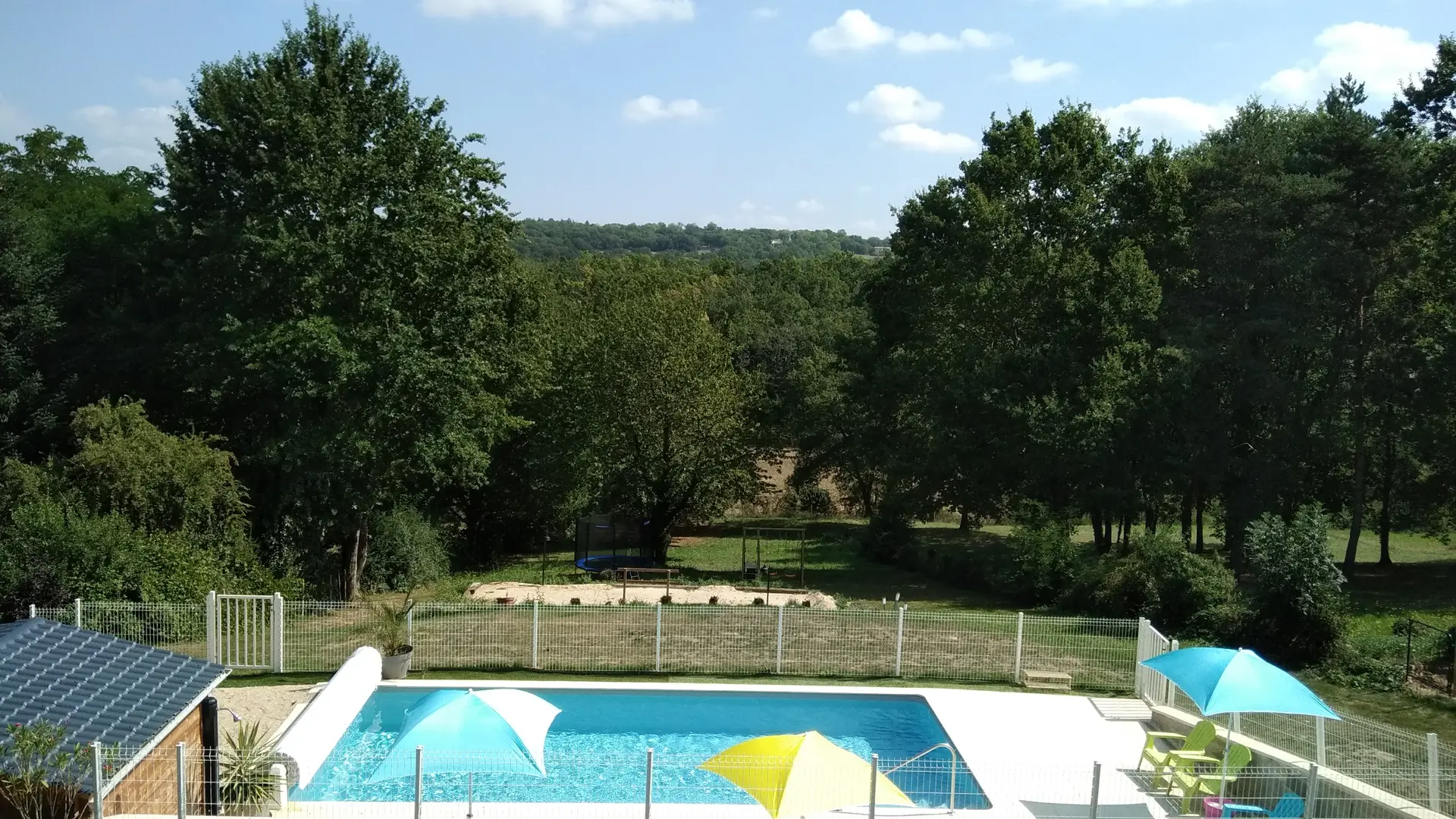 Piscine vue d'une chambre