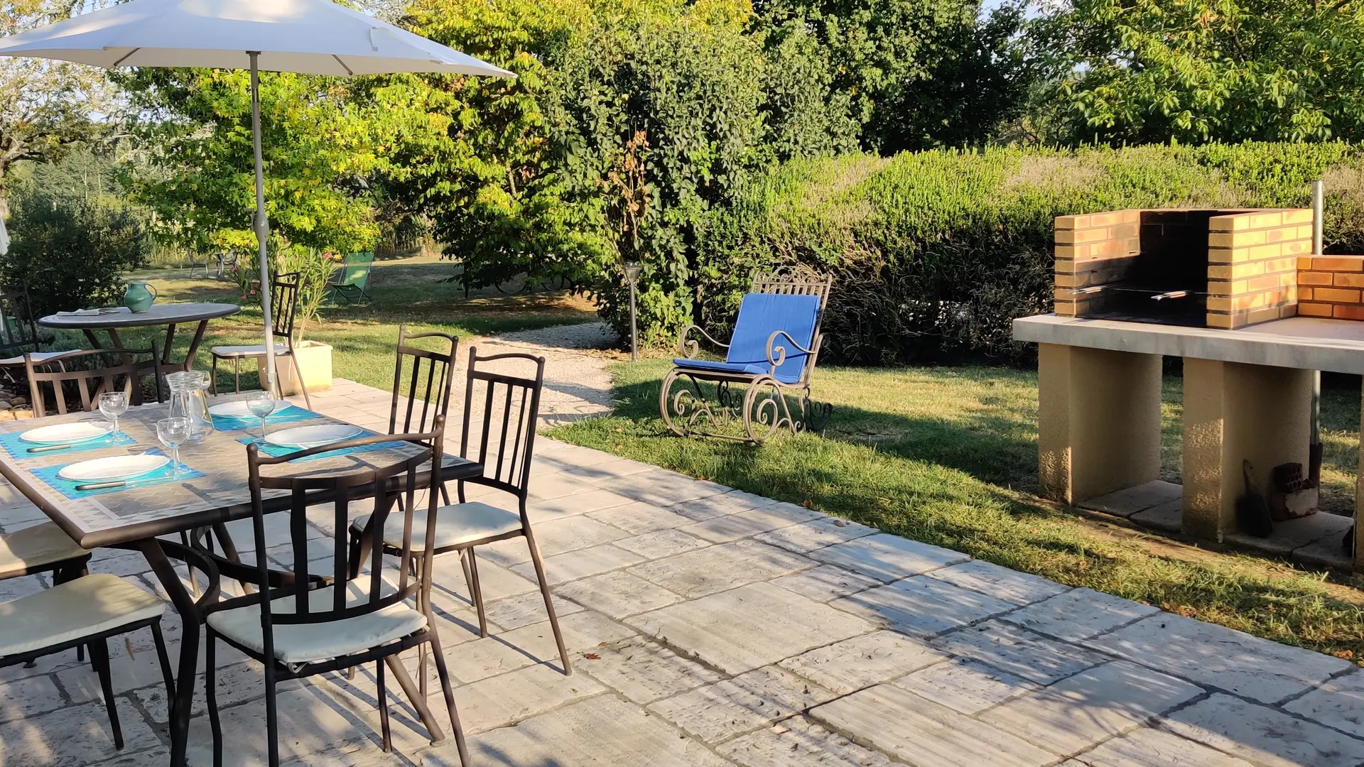 Terrasse sud et son barbecue - Les Bouyssières - Creysse ©_