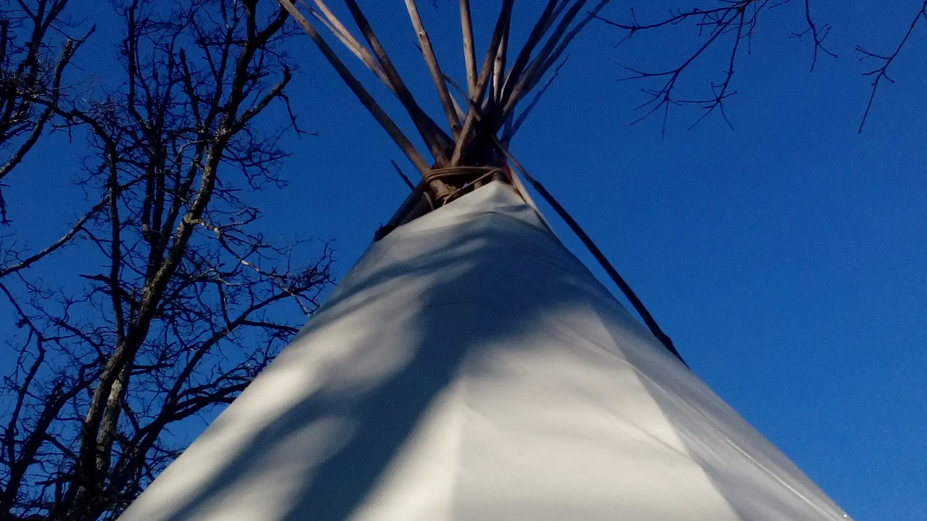 Tipi dans le bleu du ciel