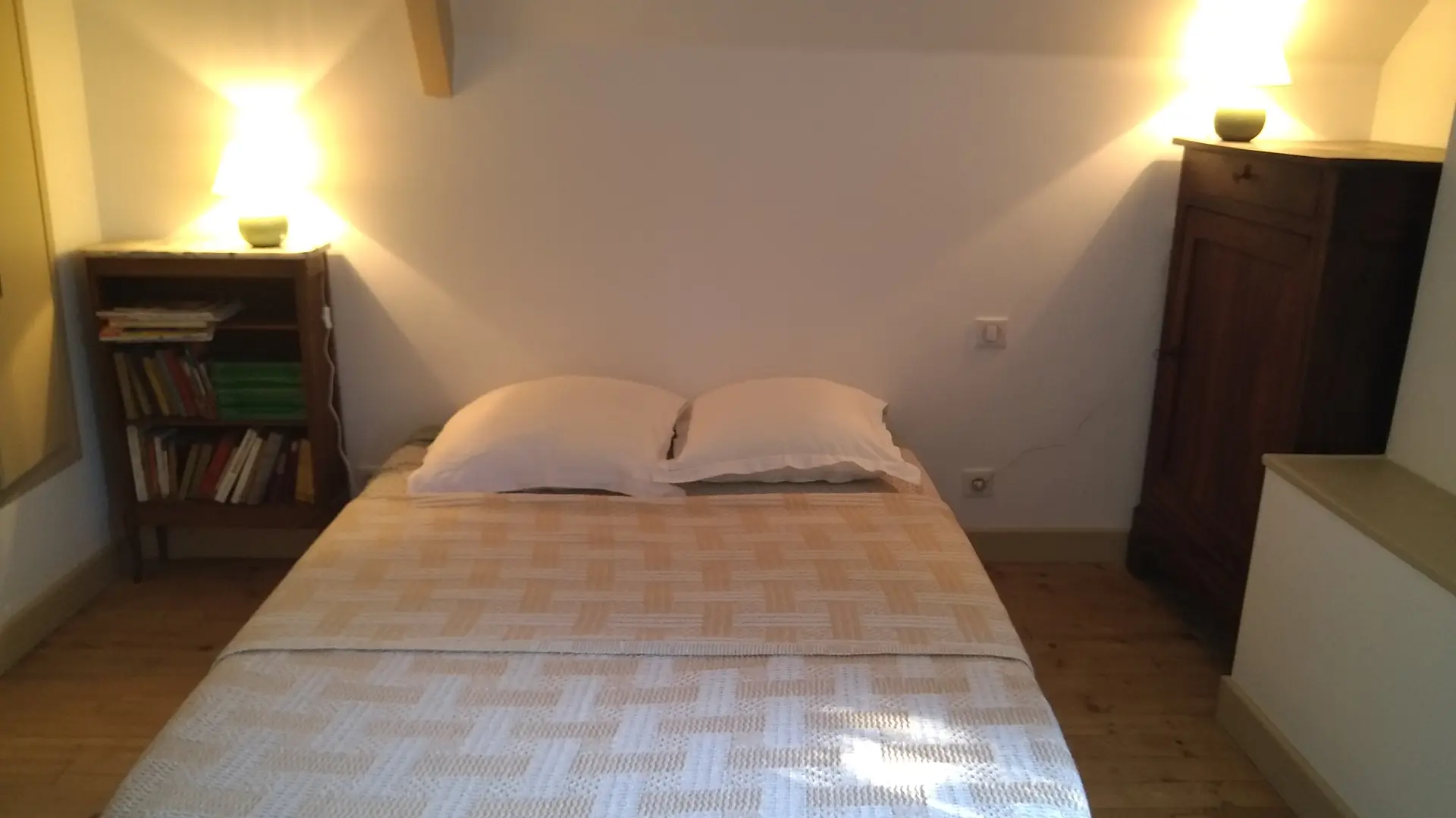 Chambre blanche du gîte Le Salon
