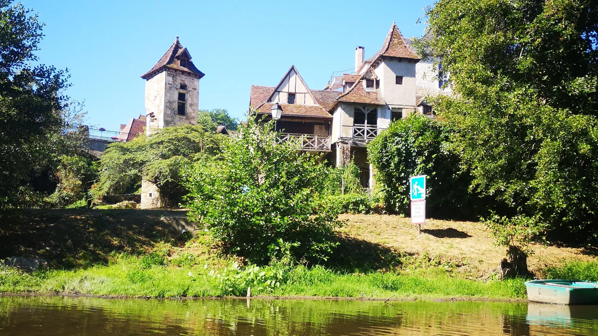 Les Terrasses de Carennac vues de la Dordogne