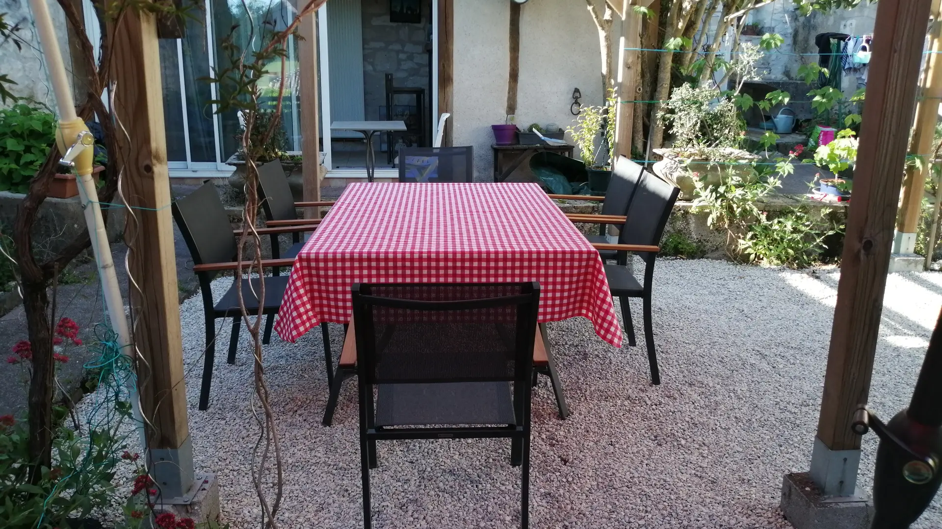 Terrasse devant la petite cuisine.