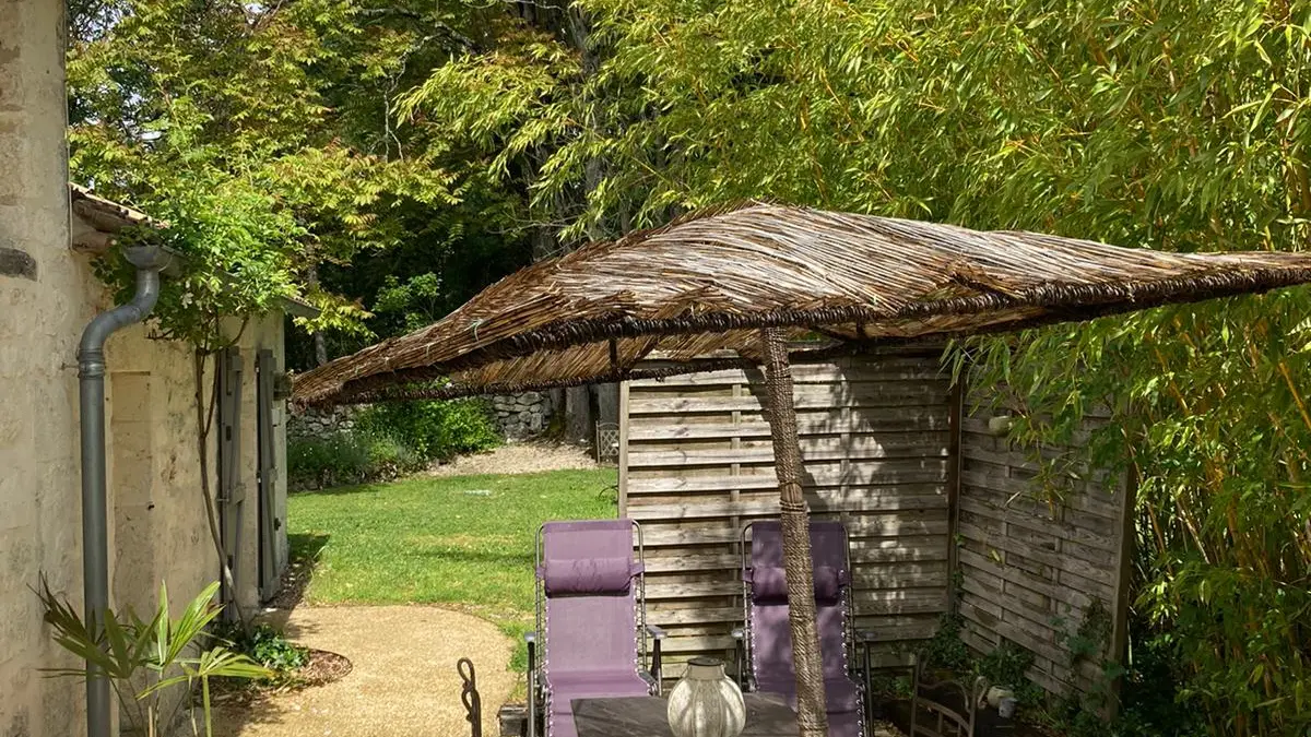 Terrasse privative de la chambre d'hôtes près des bambous