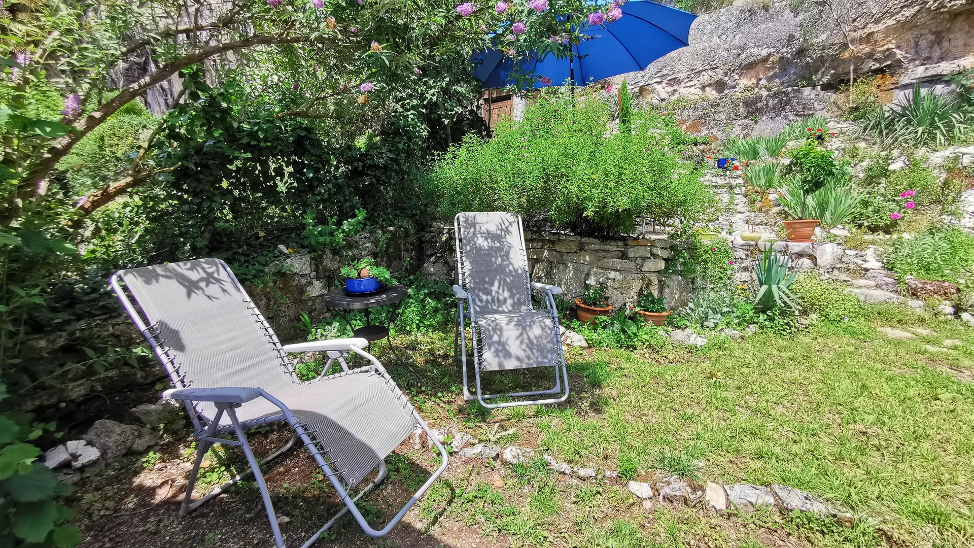 Chaises relax dans le jardin