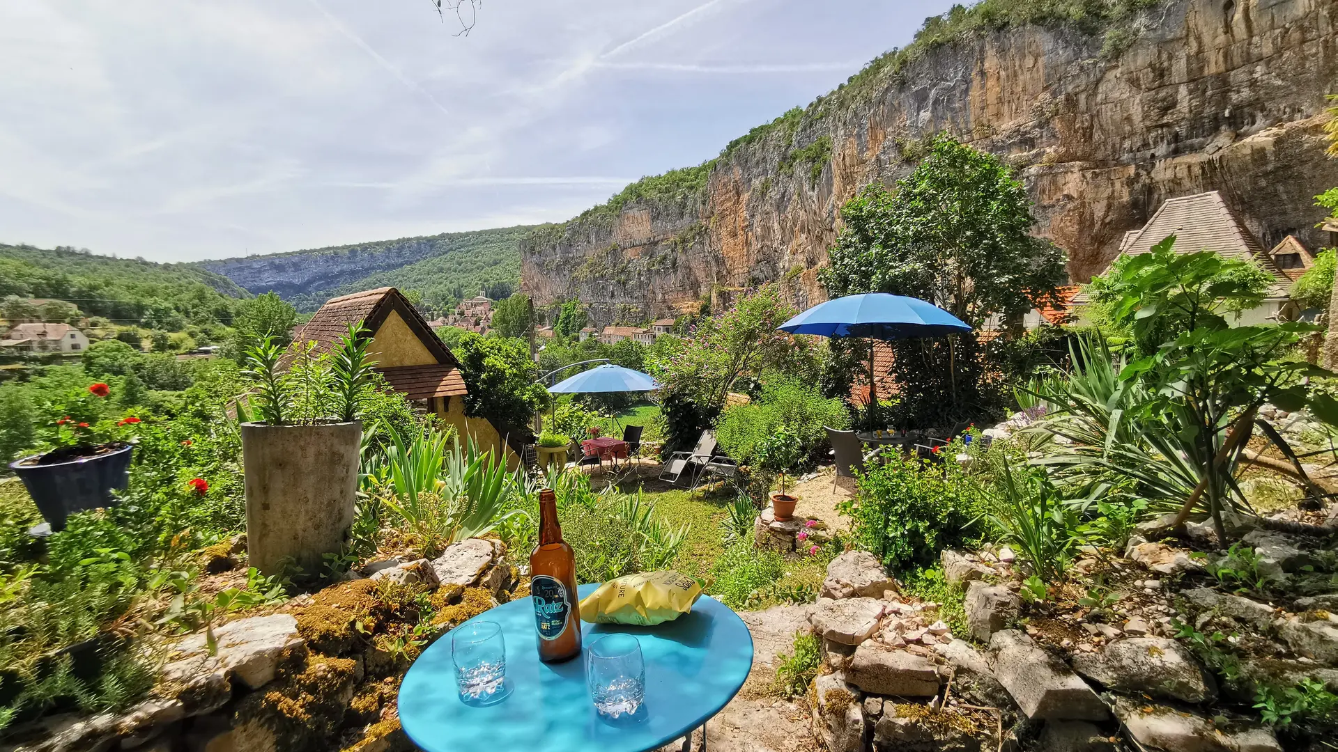 Petite terrasse privative en haut du jardin