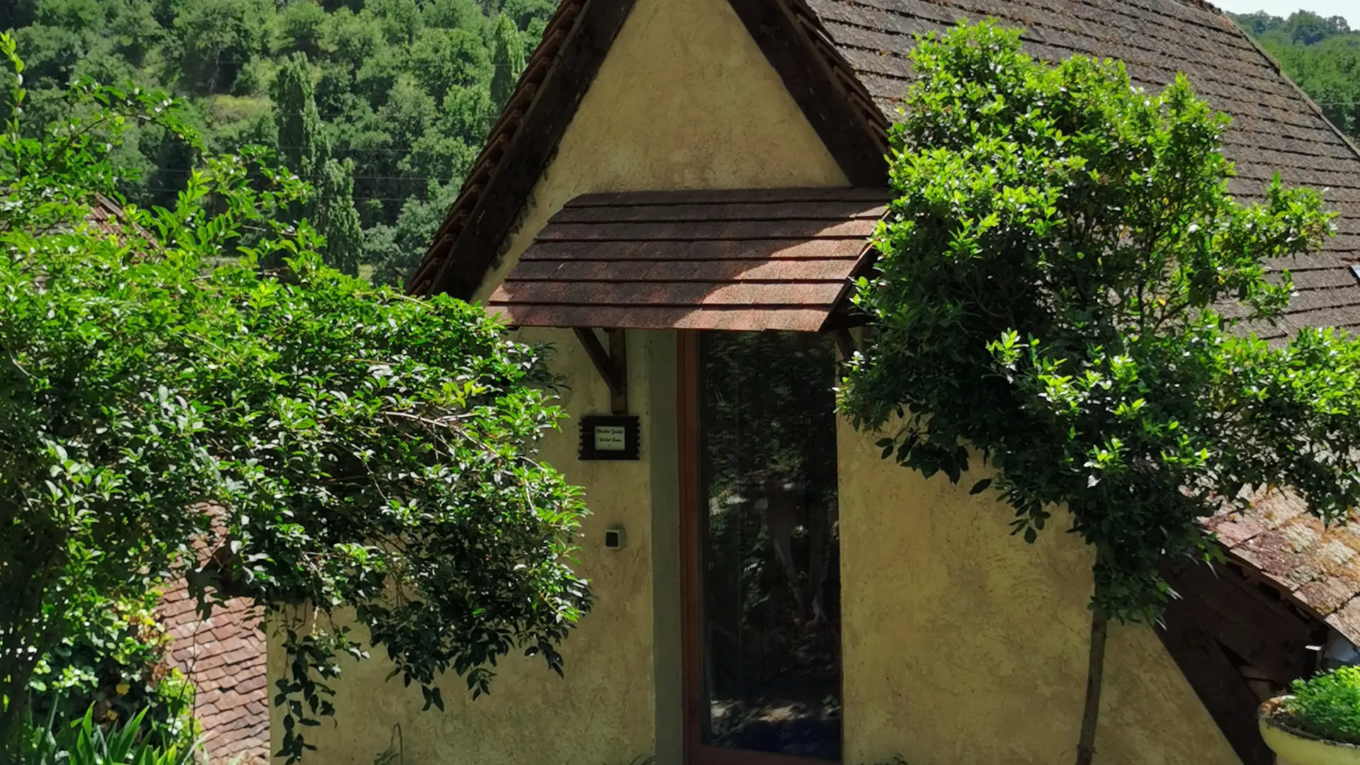 Entrée du Studio Occitanie - Location vacances gîtes Un Jardin dans la Falaise