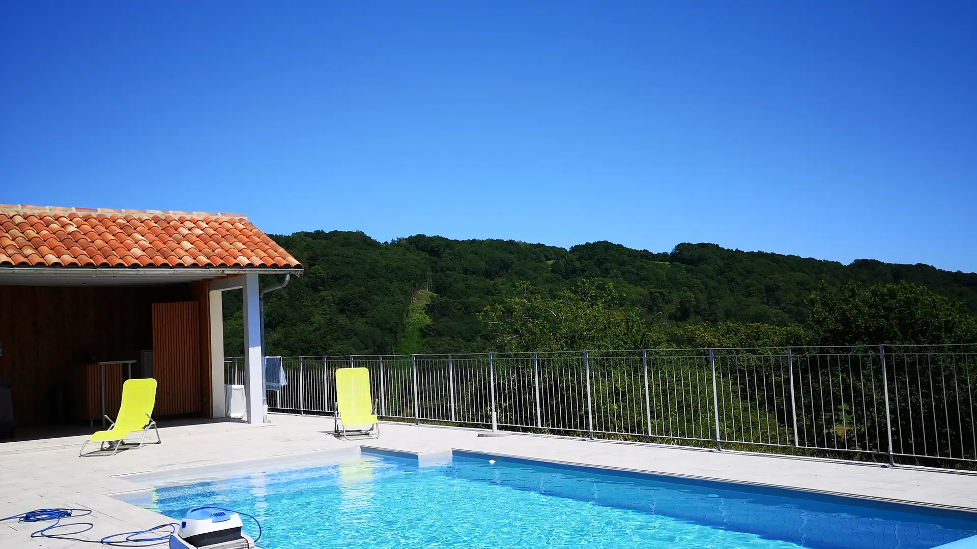 piscine surplombant la vallée