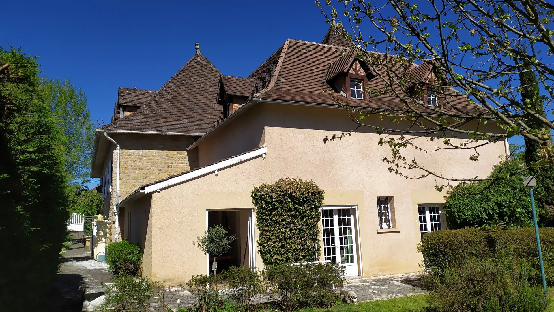 arrière maison et entrée du gîte