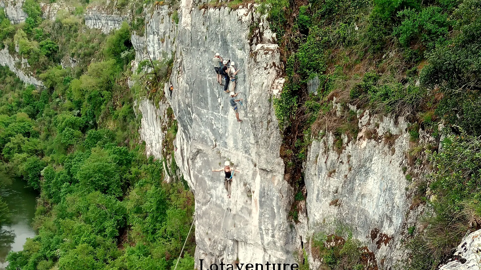 Lotaventure à créé I'itinéraire de la via ferrata du Liauzu en vallée  du Célé.