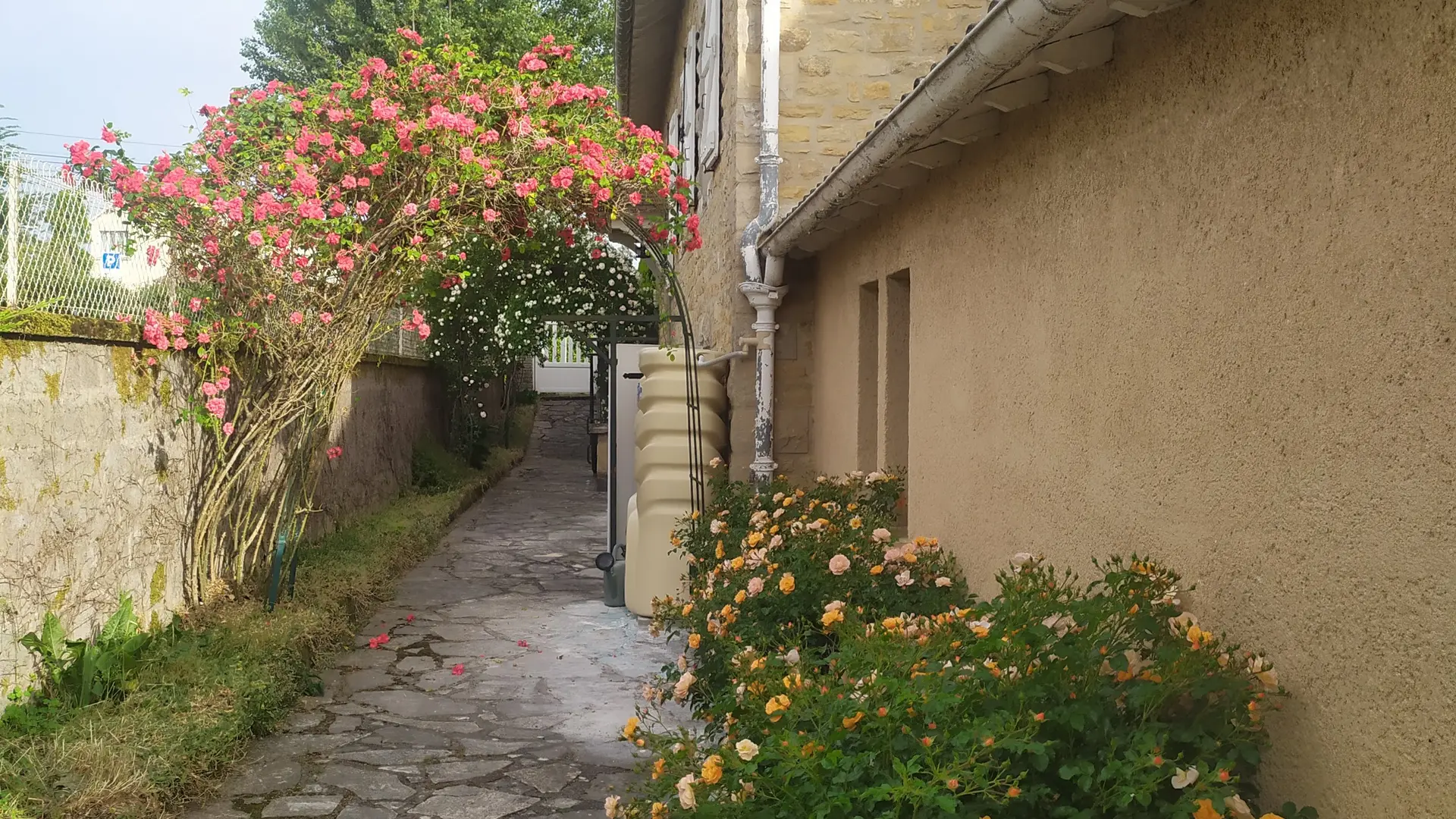 Allée indépendante pour arrivée au gîte