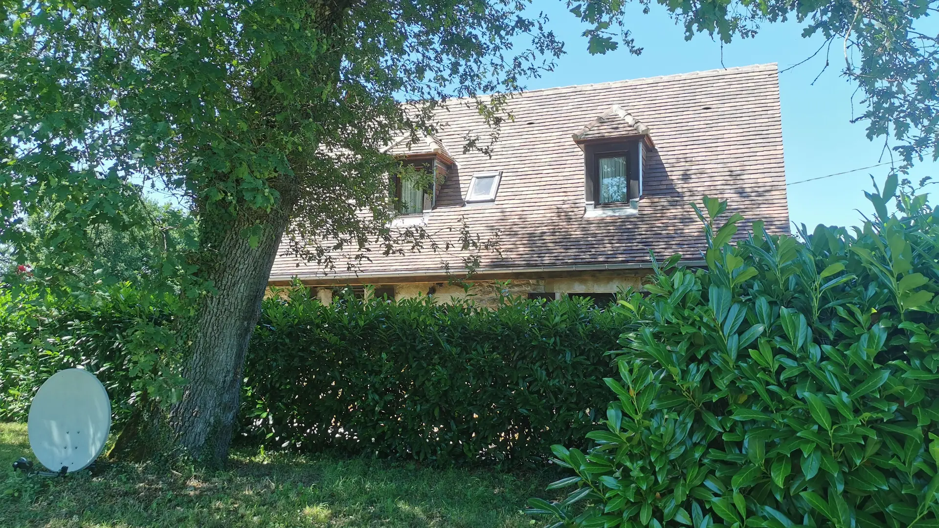 La Maison vue du champ de la propriété