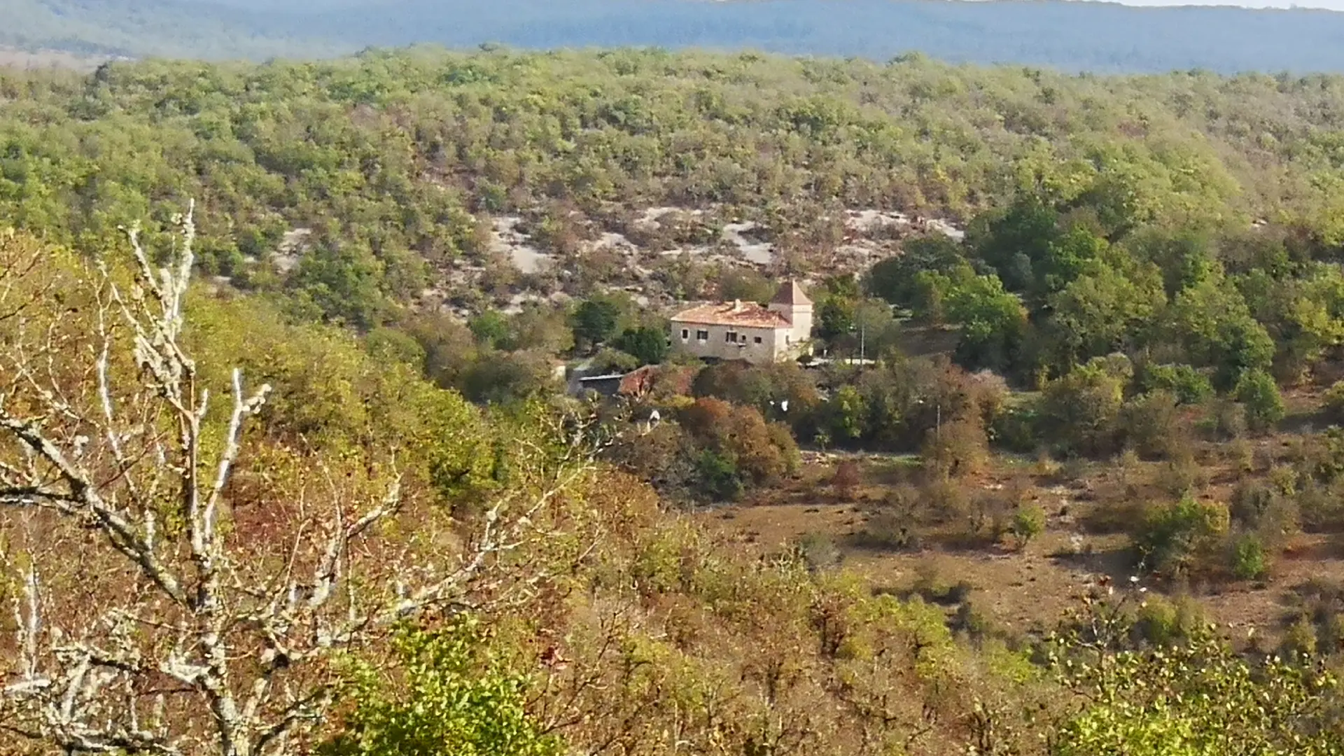 MAISON SOULIE VUE DEPUIS LA COLLINE D4EN FACE