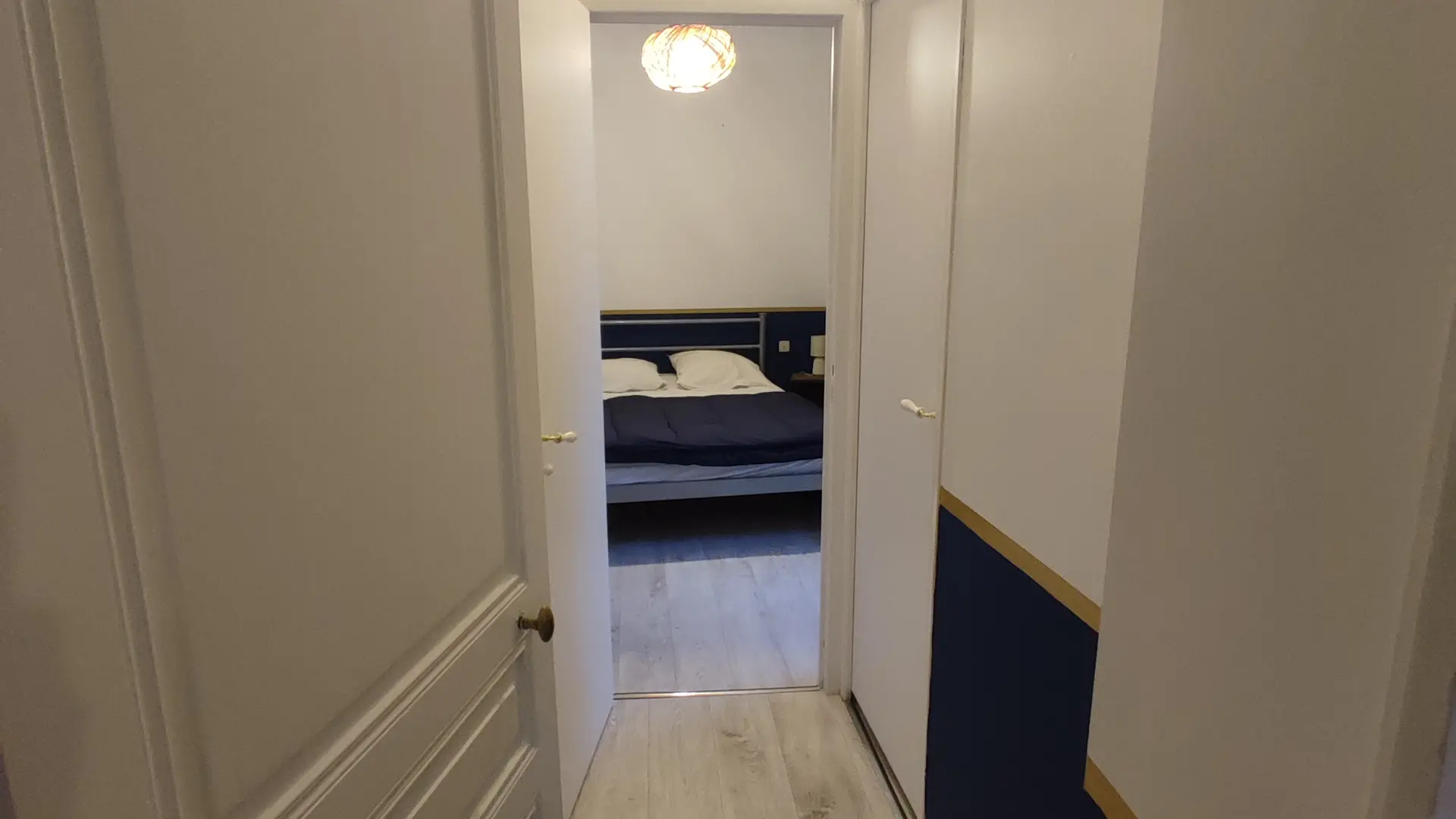 Couloir entre salon et chambre du bas