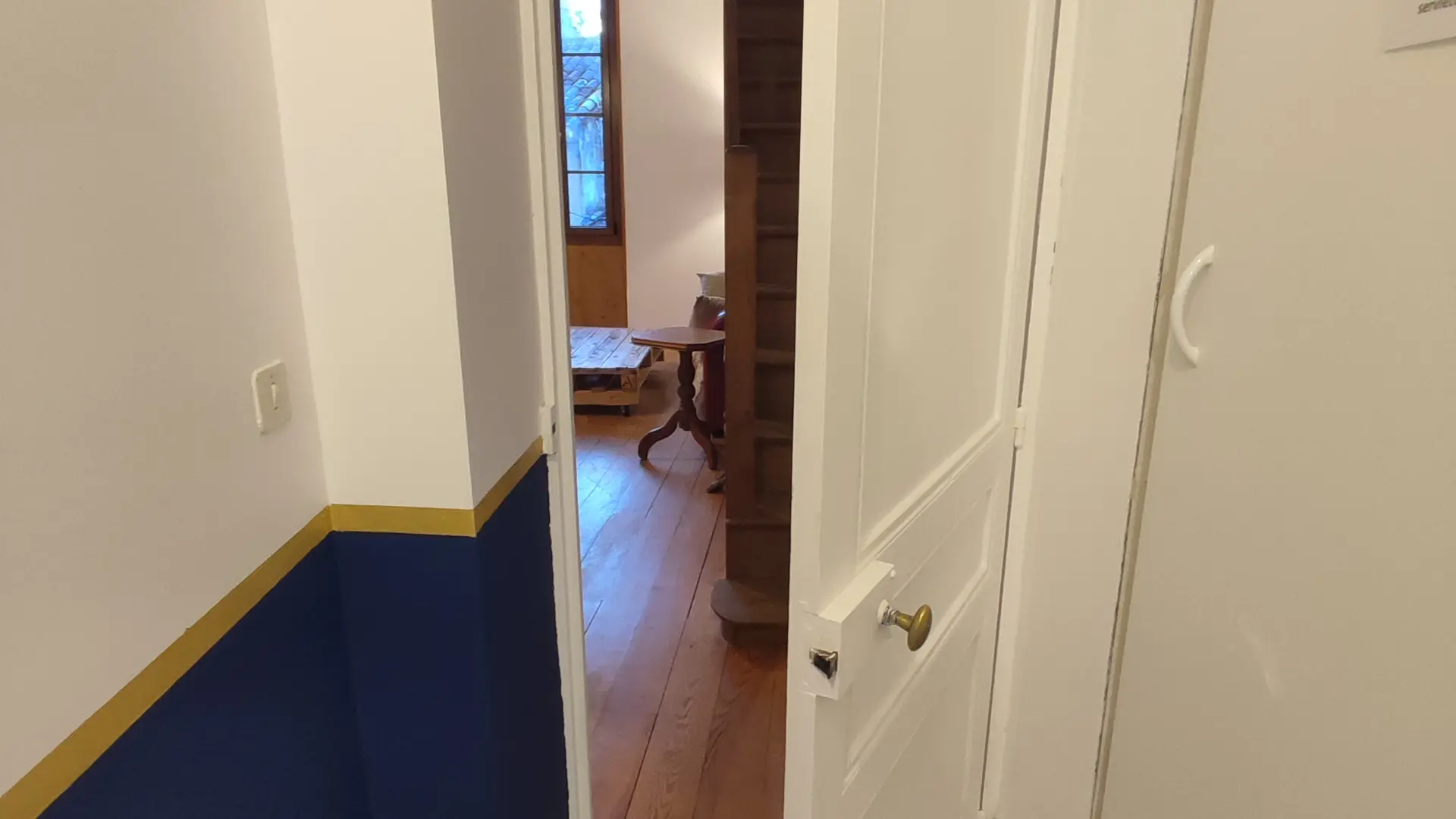 Couloir entre salon et chambre du bas